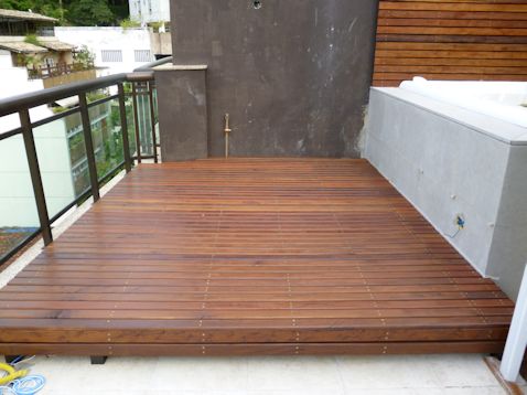 Deck de madeira em terraço elevado
