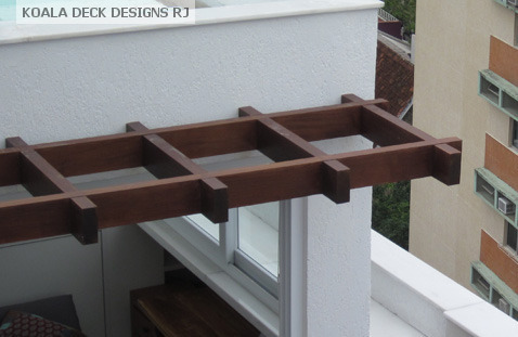 Estrutura de pérgola em madeira de lei feita sob medida em uma cobertura residencial