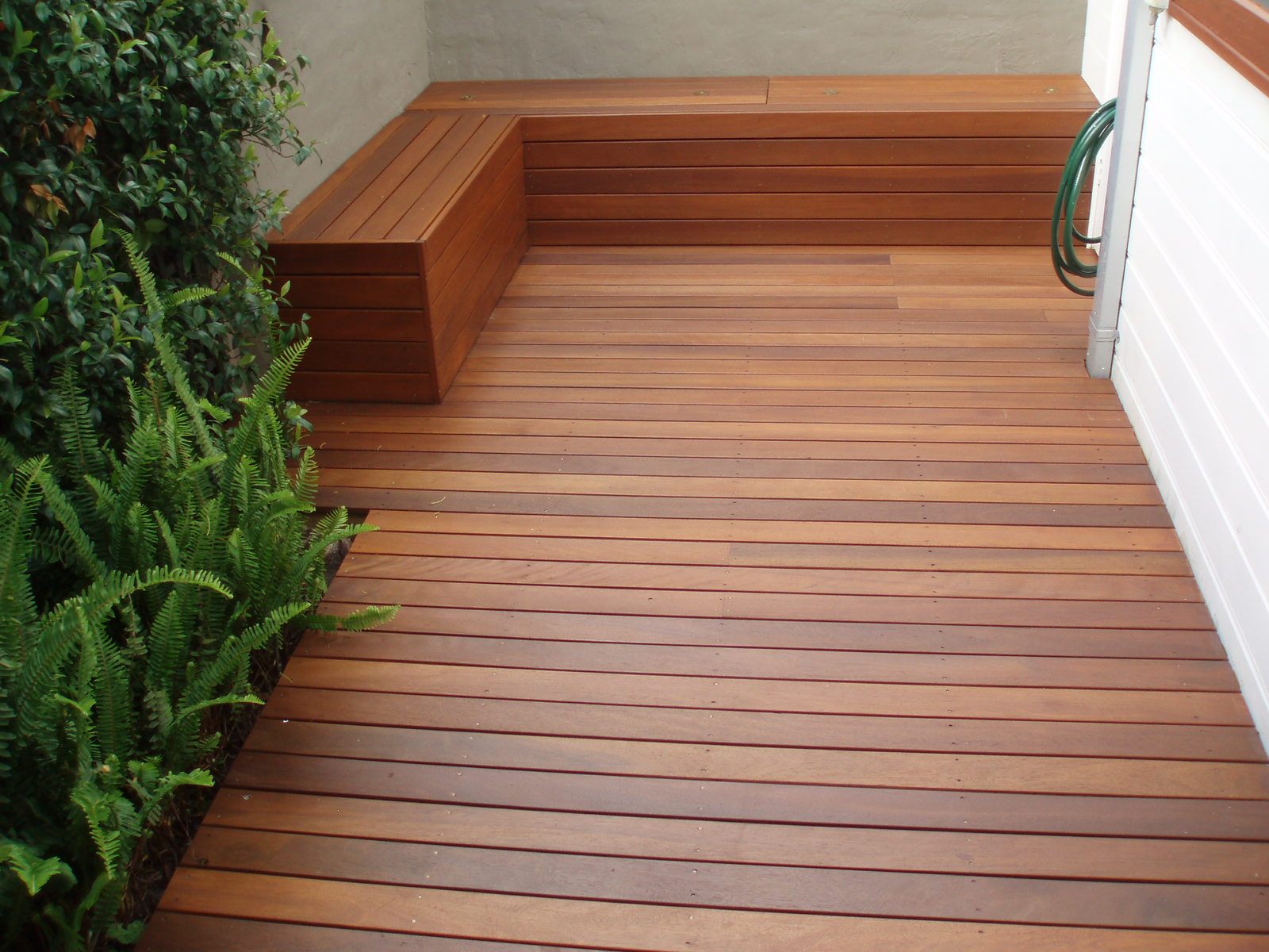 Deck de jardim com banco de madeira integrado