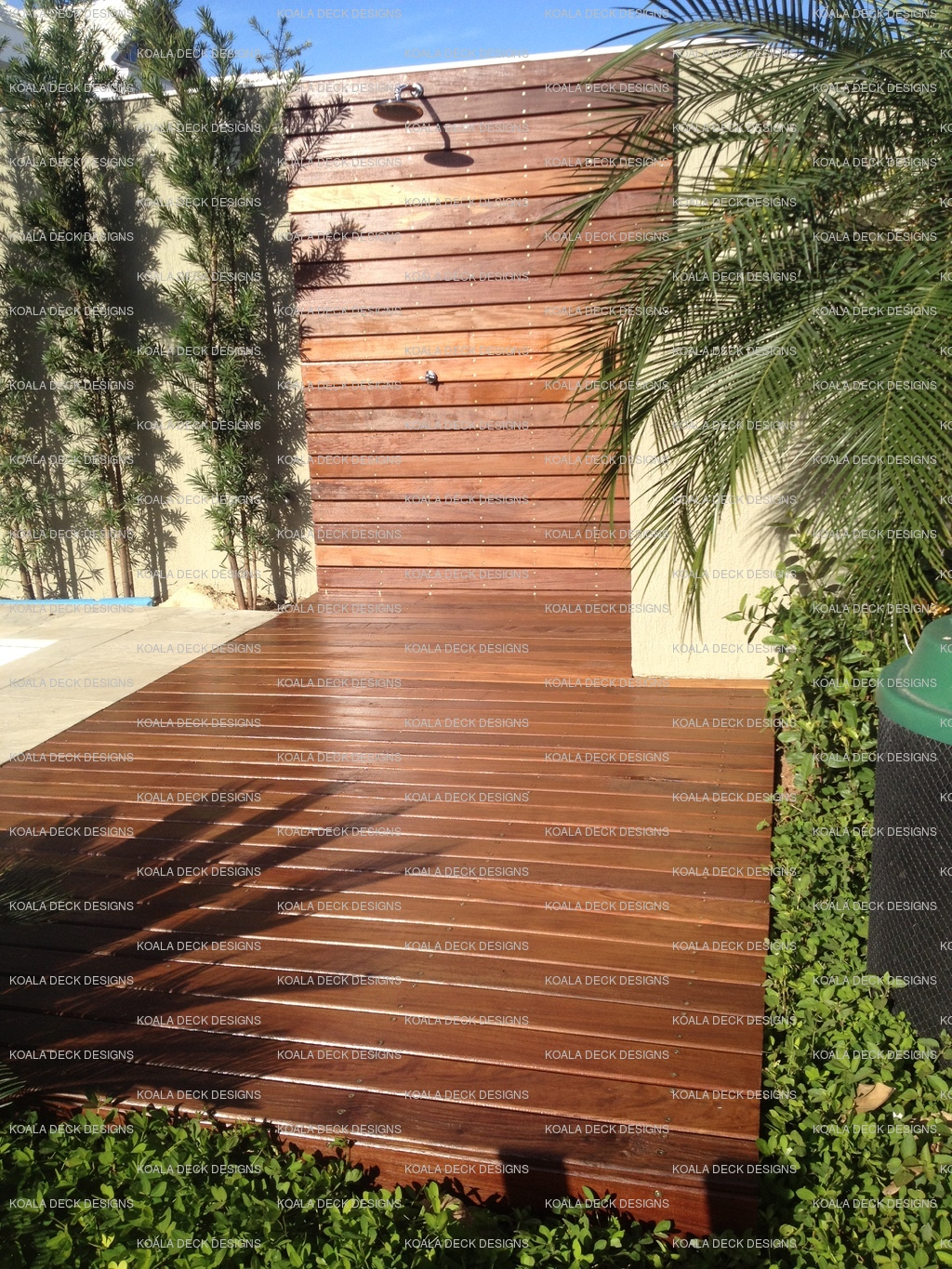 Deck de madeira cercado por vegetação densa no Rio de Janeiro