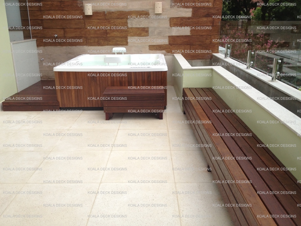 Deck e banco de madeira.