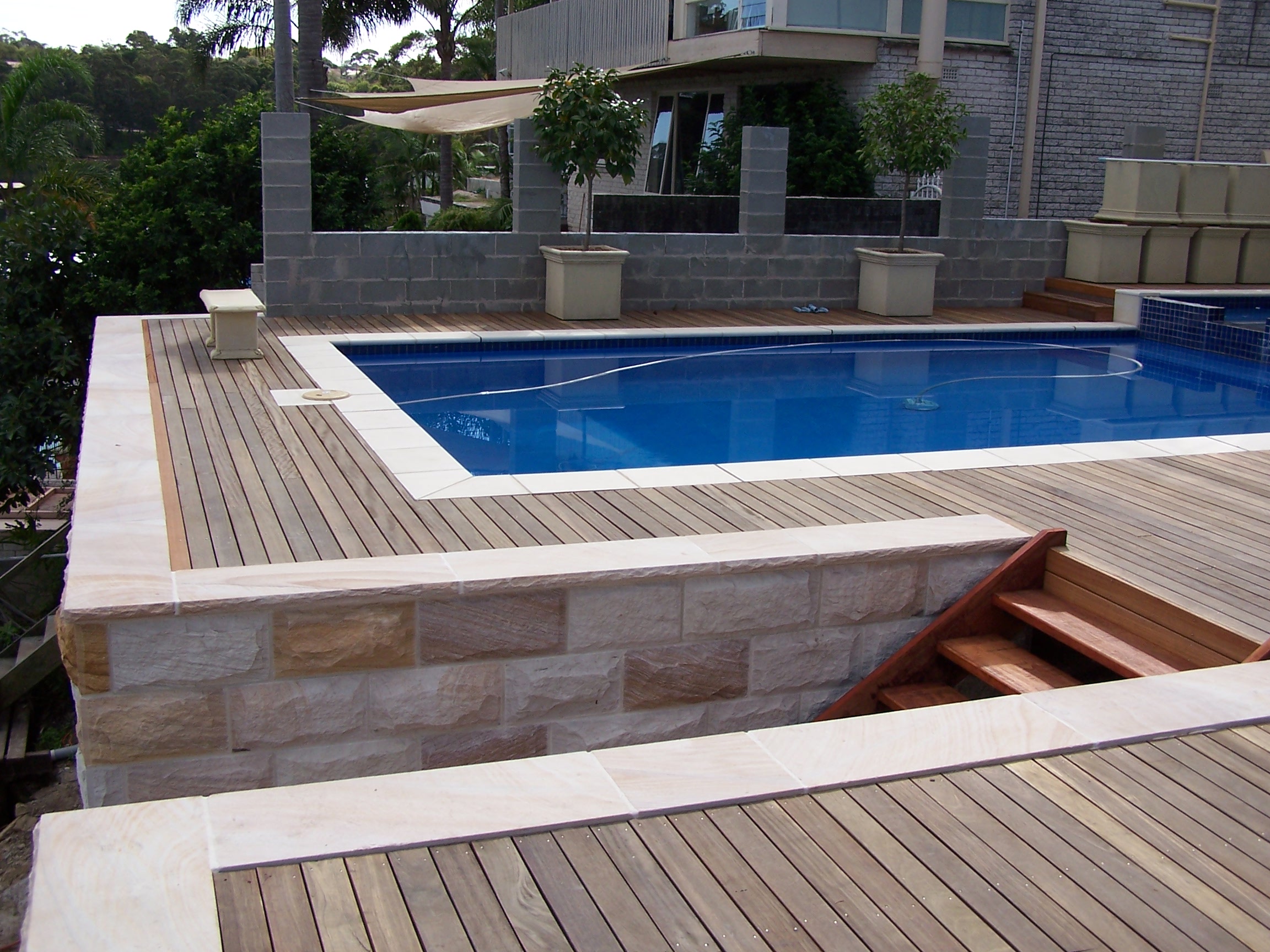 Deck de madeira ao redor de uma piscina residencial